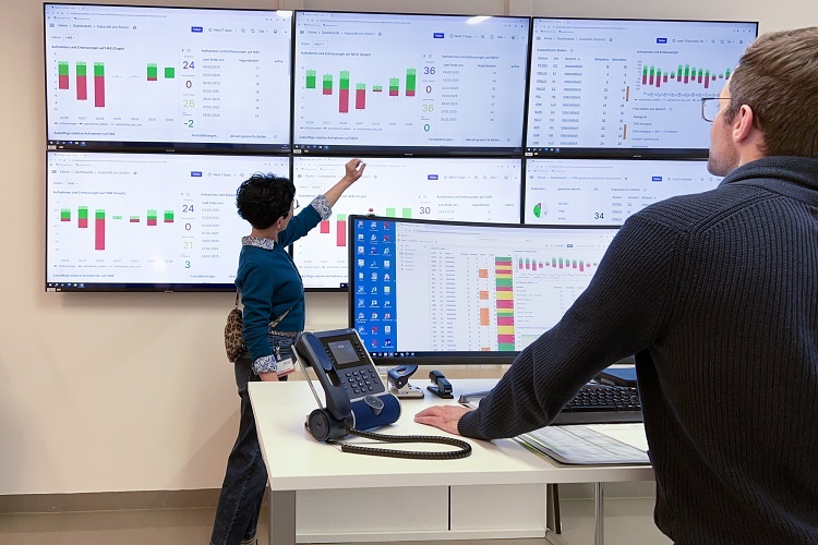 IKM Leiterin Susanne Jones demonstriert das Health Control Center Dashboard...