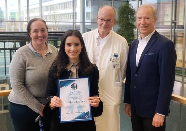 Die Preisträgerin Dr. Shirin El Nemr (mit Urkunde) zusammen mit den...