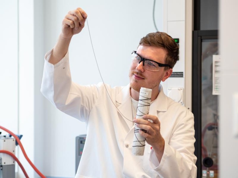 Patrick Danner vom Empa-Labor für Funktionspolymere arbeitet an Aktoren aus...