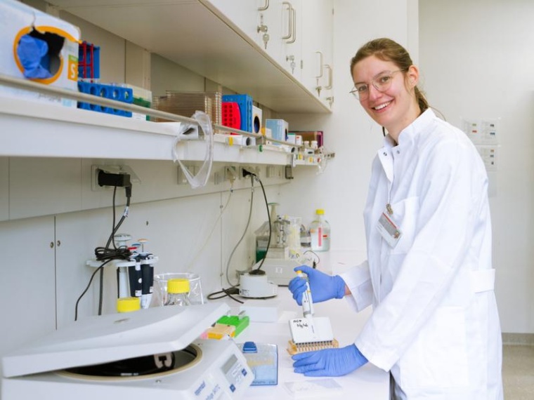 Erstautorin Dr. Katja Dinkelborg im Labor. Foto: TWINCORE, Grabowski