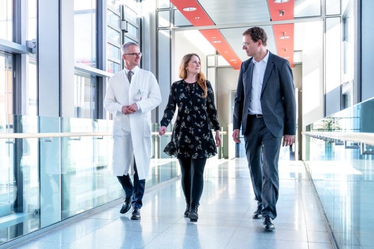 Judith Raczynski im Gespräch mit Prof. Lutz P. Müller (l.) und Prof. Michael...