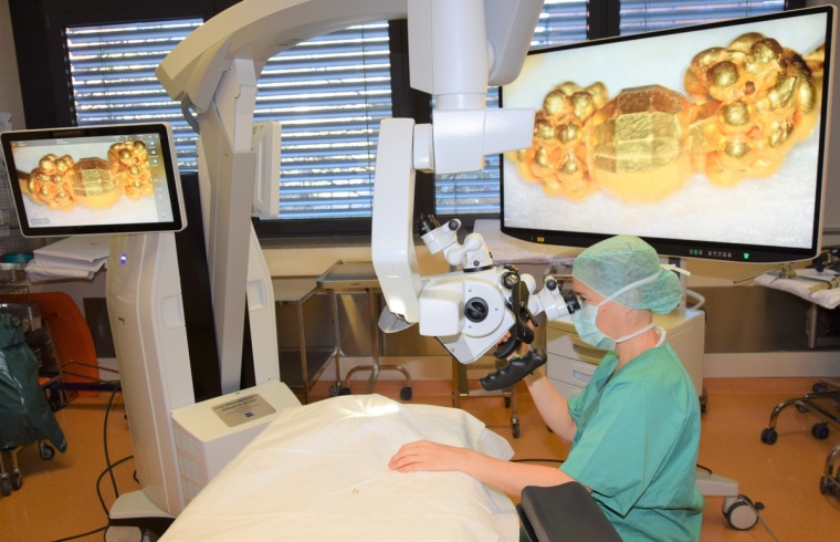 Das neue Operationsmikroskop mit Frau Prof. Dr. Reimann, Leiterin...