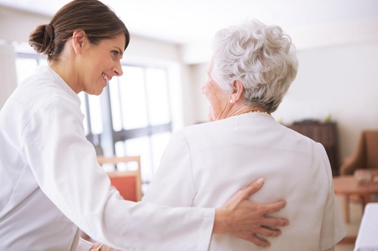 Eine Medizinerin im Austausch mit einer Patientin: Die Versorgung älterer...