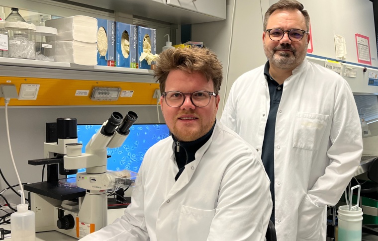 Die Mediziner Dr. Niklas Gremke (l.) und Prof. Dr. Thorsten Stiewe. Foto: Alina...
