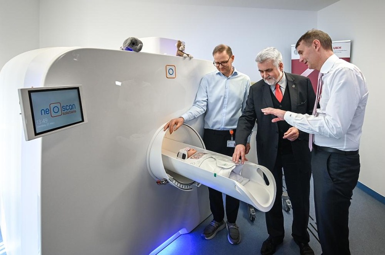 Prof. Roland Haase (li.) und Prof. Walter Wohlgemuth (re.) erläutern...