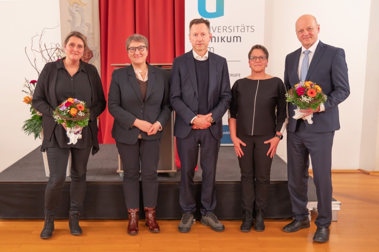 (v.l.): Lara Hinz (Leiterin der Pflegeschule und zukünftige Direktorin der...