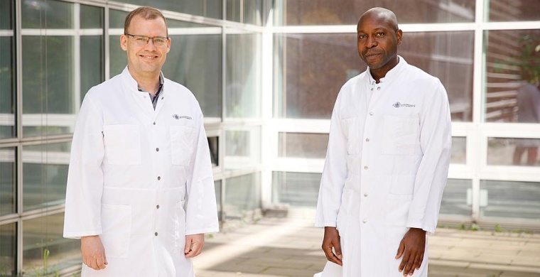 (v.l.): Prof. Dr. Boris Fehse und Prof. Dr. Francis Ayuk, Foto: UKE