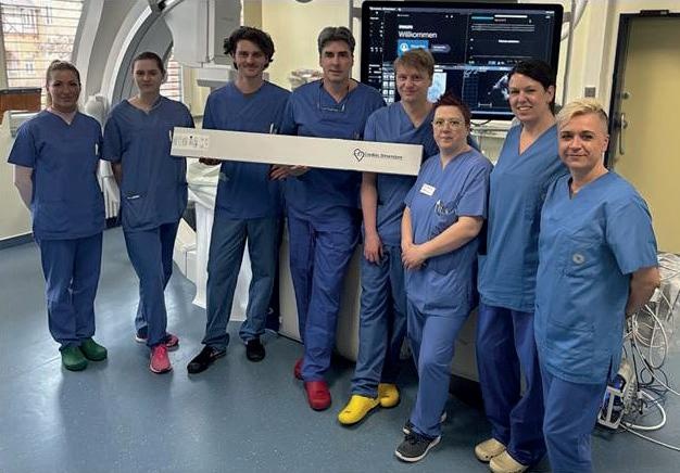 Das Herzkatheterlabor-Team ist stolz auf die gelungene Einführung des neuen...