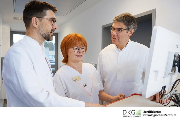 (v.l.n.r.): Oberarzt Dr. med. Tom Fischer, Rotkreuzschwester und...