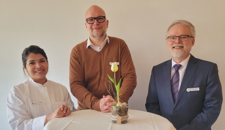 Jens Dreckmann (Mitte) begrüßt an der Dörenberg-Klinik die neuen Ärzte Minu...