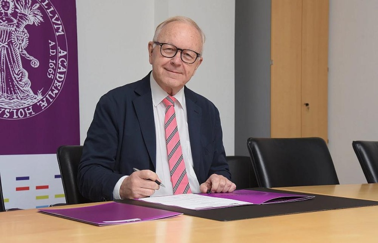 Prof. Dr. Joachim Thiery ist für weitere fünf Jahre hauptamtlicher Dekan der...