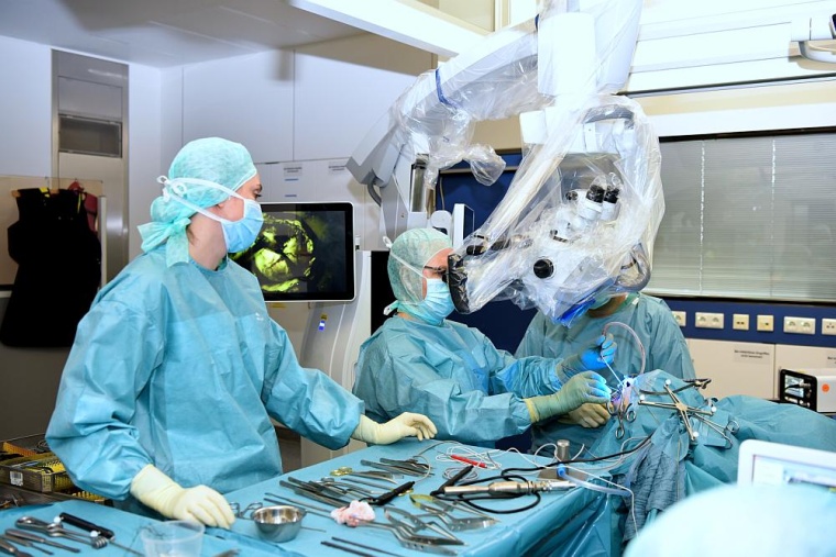 Das neue OP-Mikroskop im Bergmannsheil erlaubt hochpräzises Arbeiten an...