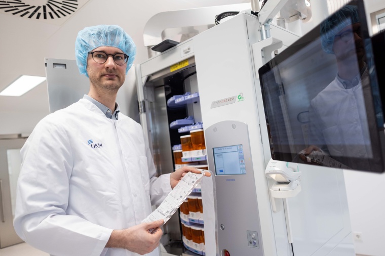 Dr. Simon Lüdtke von der UKM-Apotheke zeigt an einem Unit-Dose-Gerät die dort...