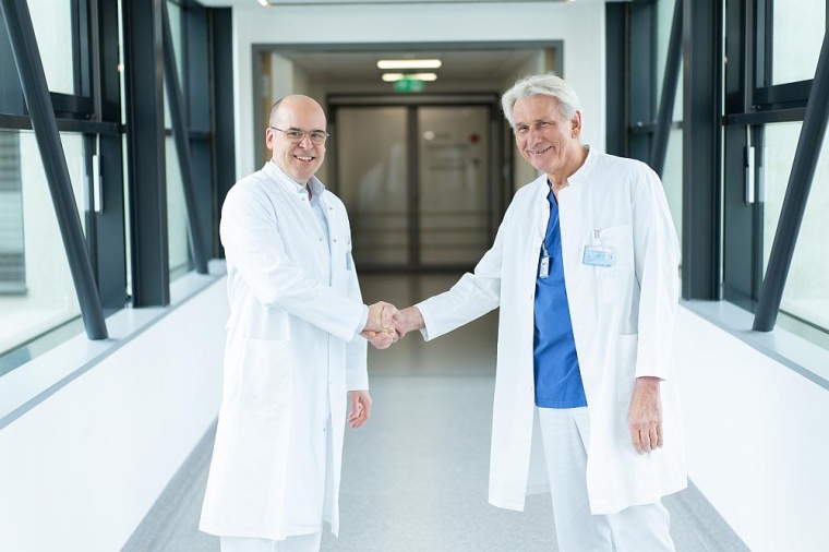 Prof. Dr. Schöls und Prof. Dr. Jánosi leiten die Klinik für Kardiologie,...