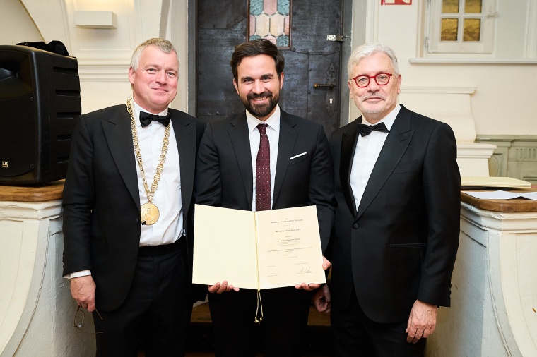 Übergabe der Urkunde des von Langenbeck-Preises 2025 durch den Präsidenten...