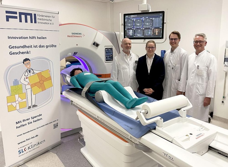 Froh über das neue CT-System, welches neue Behandlungsdimensionen ermöglicht...