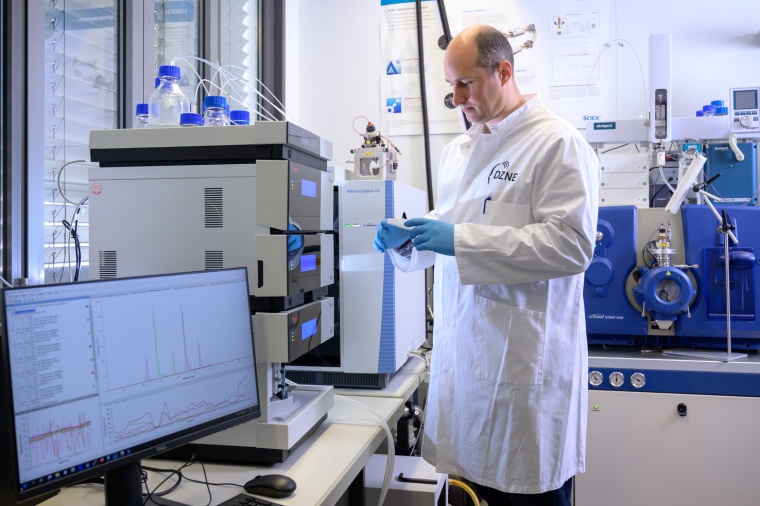 Dr. Patrick Öckl, Erstautor der aktuellen Veröffentlichung, bei der Arbeit im...