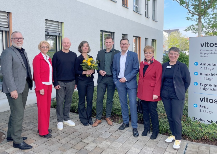 Die neue Klinikdirektorin (4.v.l) mit ihrem Mann David Gaimann (3.v.l) freut...