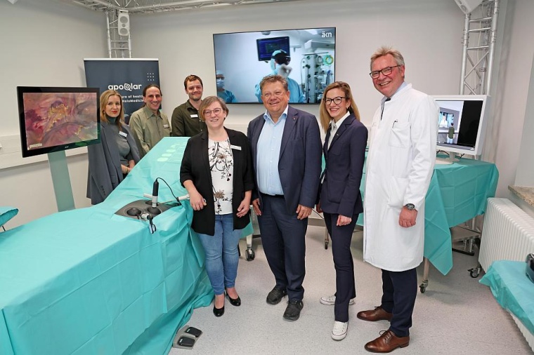 Der Niedersächsische Gesundheitsminister Dr. Andreas Philippi (vorne, 2. v....