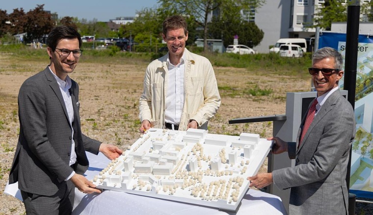 Das Modell des neuen Klaraquartiers in den Händen (v.l.n.r.):...