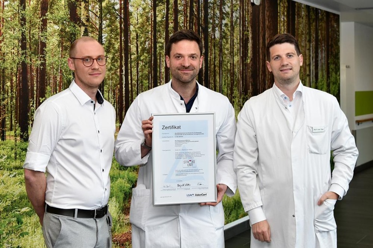 (v. l.): Daniel Keßler, stv. pflegerische Stationsleitung der Stroke Unit,...