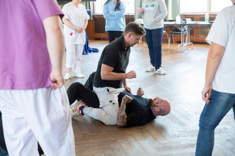 Trainings zur körperlichen Deeskalation mit Danièl Lautenschlag, Foto:...