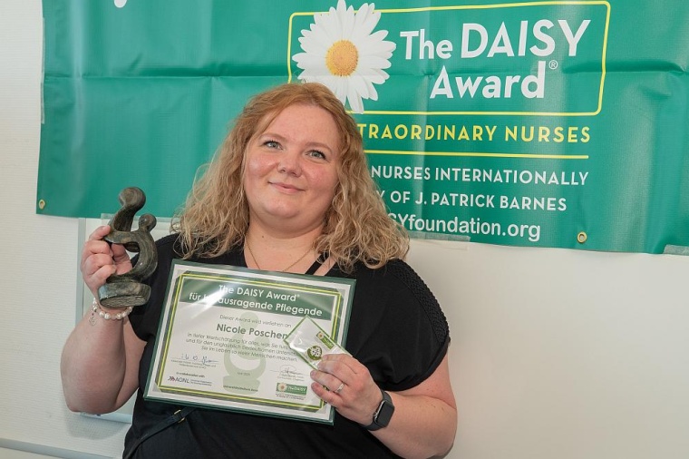 Der DAISY Award ging an Nicole Poschen, die seit 12 Jahren als Gesundheits- und...