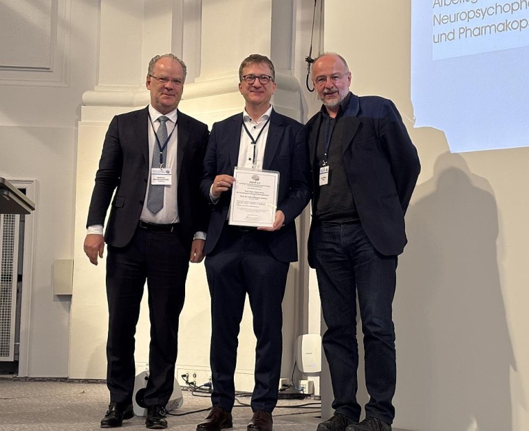 Prof. Dr. Sebastian Walther (Mitte) erhielt am 8. Mai mit dem „Peter Müller...