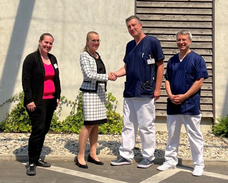 (v.l.): Rebecca Rath, Pflegedirektorin; Claudia Eder, Geschäftsführerin; Dr....