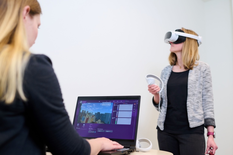 Mareike Meinhard (li.), Leitung Spezialambulanz, mit einer Patientin während...