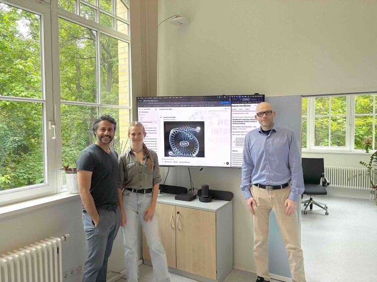 v.l.: Prof Dr. Julian Varghese, Priv.-Doz. Dr. Sarah Sandmann und Dr. Tim...