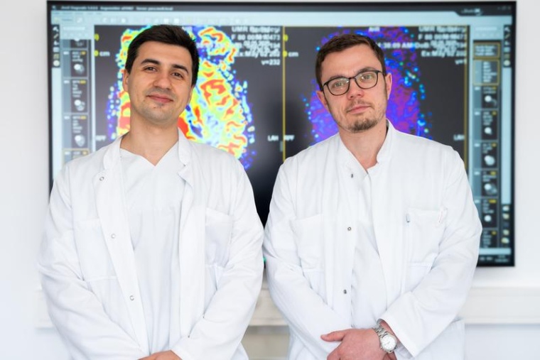 Die beiden Neurochirurgen Priv.-Doz. Dr. Daniel Dubinski (r.) und Dr. Artem...