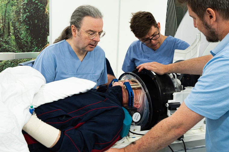 Prof. Coenen (l.) und Dr. Sajonz (Mitte) prüfen ein letztes Mal die korrekte...