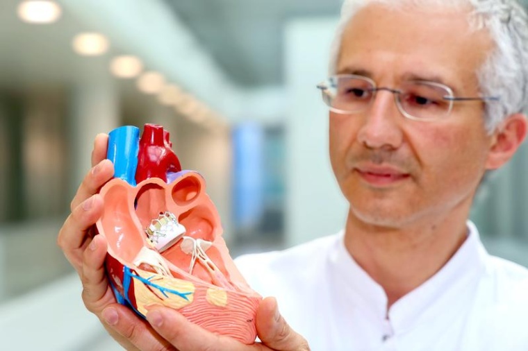 Nikolaos Bonaros zeigt das Modell eines Herzklappenersatzes Foto: David...