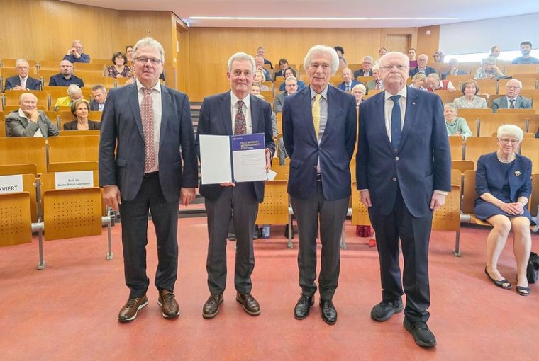 Prof. Förster, Prof. Schulz, Matthias Fontaine und Prof. Manns im Hörsaal H...
