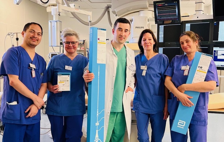 Dr.med. Halit Popi (Mitte), Oberarzt der Kardiologie der Asklepios...