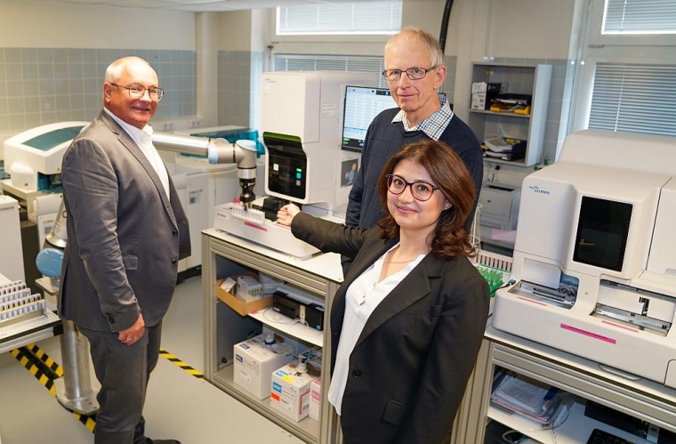 Begutachten „R2D2“: v. l. Dr. Matthias Bracht, KRH Geschäftsführer...