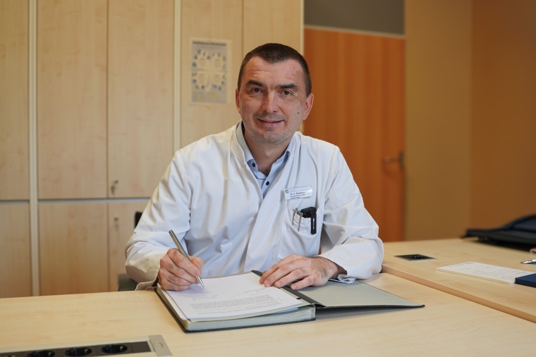 Dr. Petr Rodionov bei der Unterzeichnung seines Vertrags als neuer Chefarzt der...