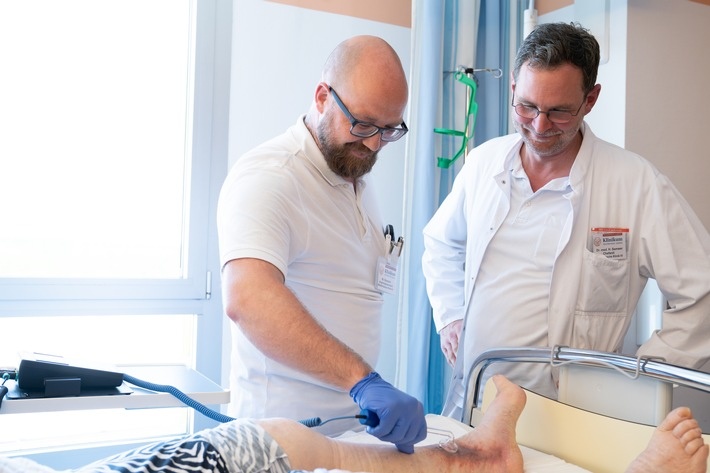 Chefarzt Dr. med. Henning Samwer mit Stephan Graepler, Angiologieassistent bei...