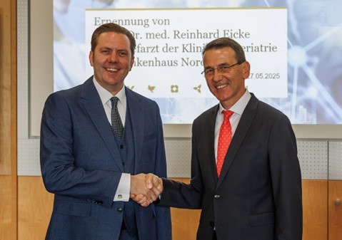 Manuel Zelle und Dr. Reinhard Eicke (von l.n.r.); Foto:Krankenhaus Nordwest