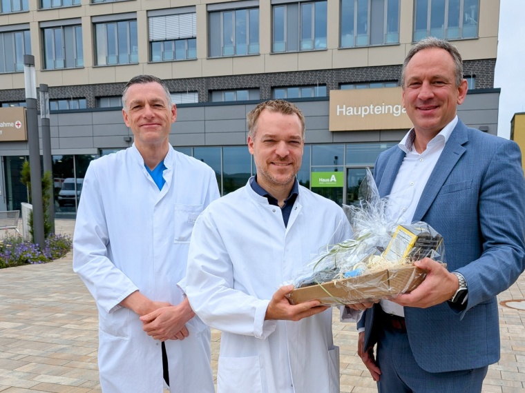Michael Gesenhues, Geschäftsführer des Alexianer Klinikum Hochsauerland (r.)...