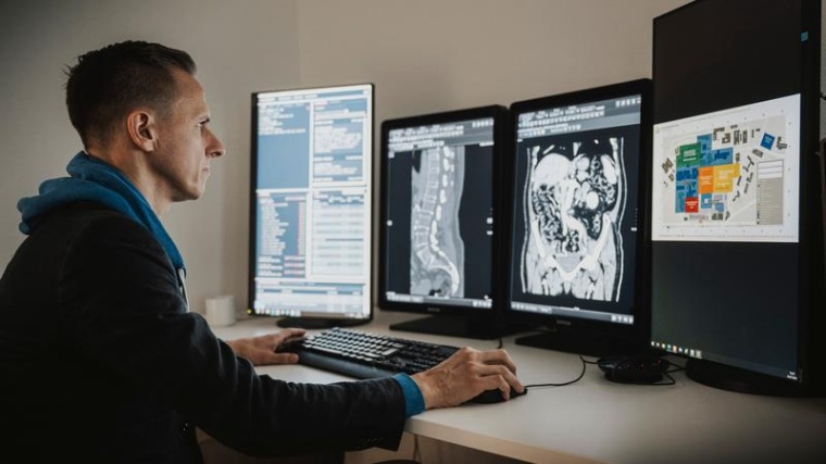 Prof. Dr. Felix Nensa arbeitet mit dem „Patient Dashboard“ an einem...