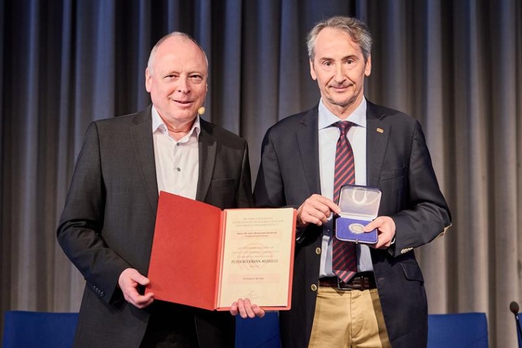 Prof. Dr. med. Bernhard Schwaab (r.) mit DGPR-Präsident Dr. med. Eike Langheim...