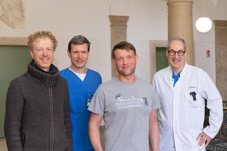 Marcus L. aus Sachsen (2. von rechts) ist einer von zwei Patienten, die bereits...