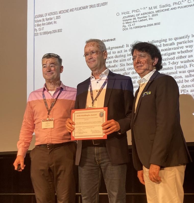 Prof. Dr. Jens Hohlfeld nimmt die Urkunde für den Willi-Stahlhofen-Preis...