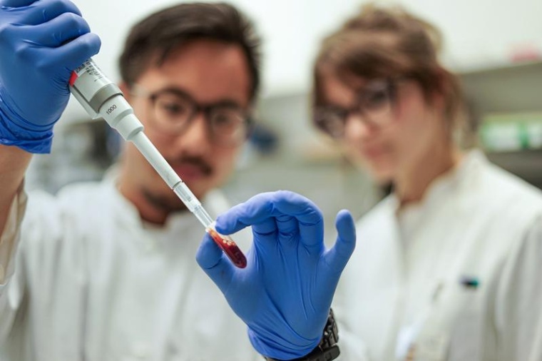 Der neue Bluttest benötigt 20-mal weniger Blut als vergleichbare, bestehende...