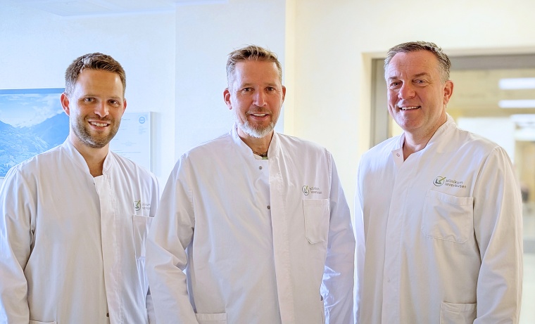 Freuen sich über die erfolgreiche Rezertifizierung ihres Hernienzentrums (v....