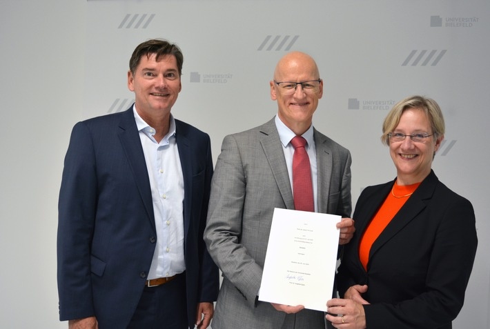 Die Rektorin der Universität Bielefeld Prof. Dr. Angelika Epple (r.) übergibt...