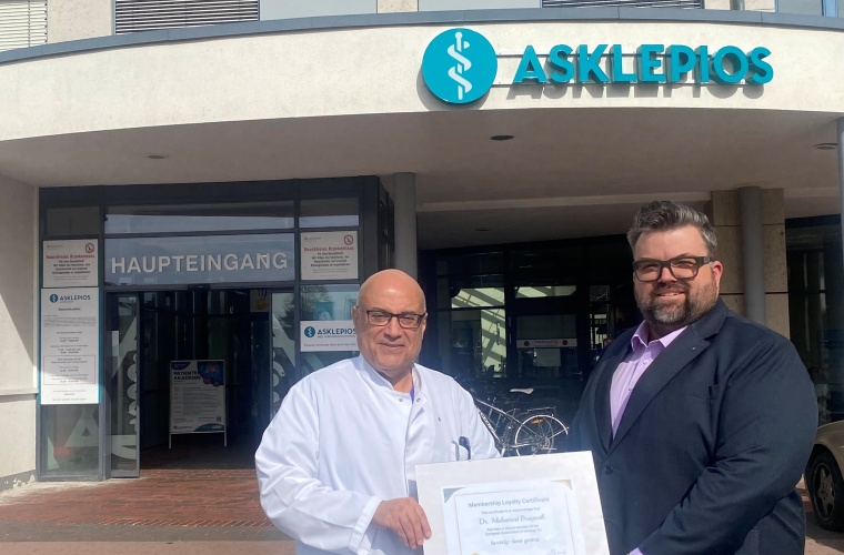 Freuen sich über die Auszeichnung: Mohamed Brageeth,60, Chefarzt der Urologie...