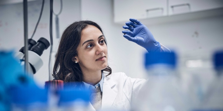 Pioneer Fellow Börte Emiroglu mit dem Wundpflaster, einem weichen,...